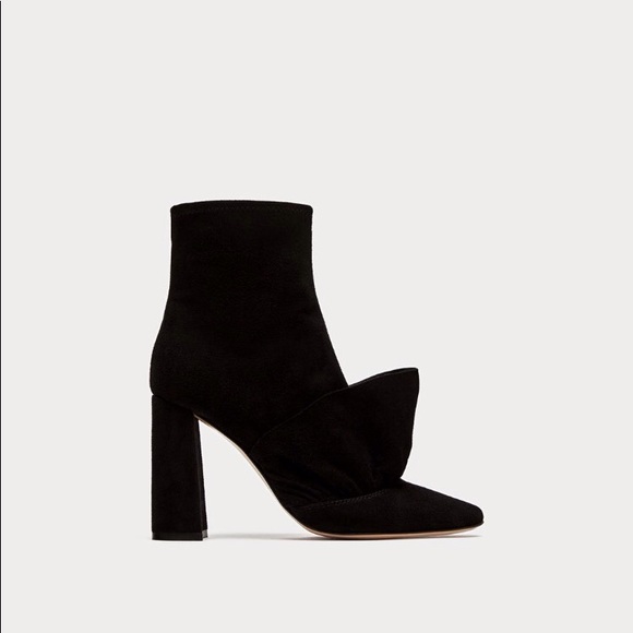 VERY TRENDYBlack real suede ankle boot with ruffle - Picture 5 of 5